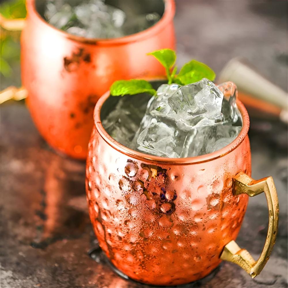Kupferbecher mit Hammerschlag und Messinggriff für elegante Cocktails