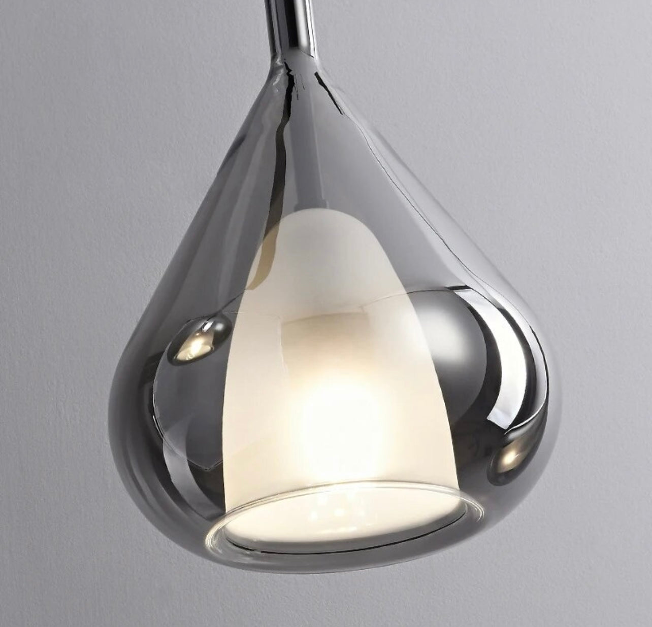 Minimalistické chromové závěsné lampy ve tvaru kapky pro moderní interiéry