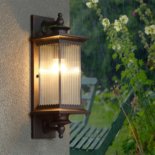 Klassisk utomhusvägglampa med räfflad glaslykta i svart metall