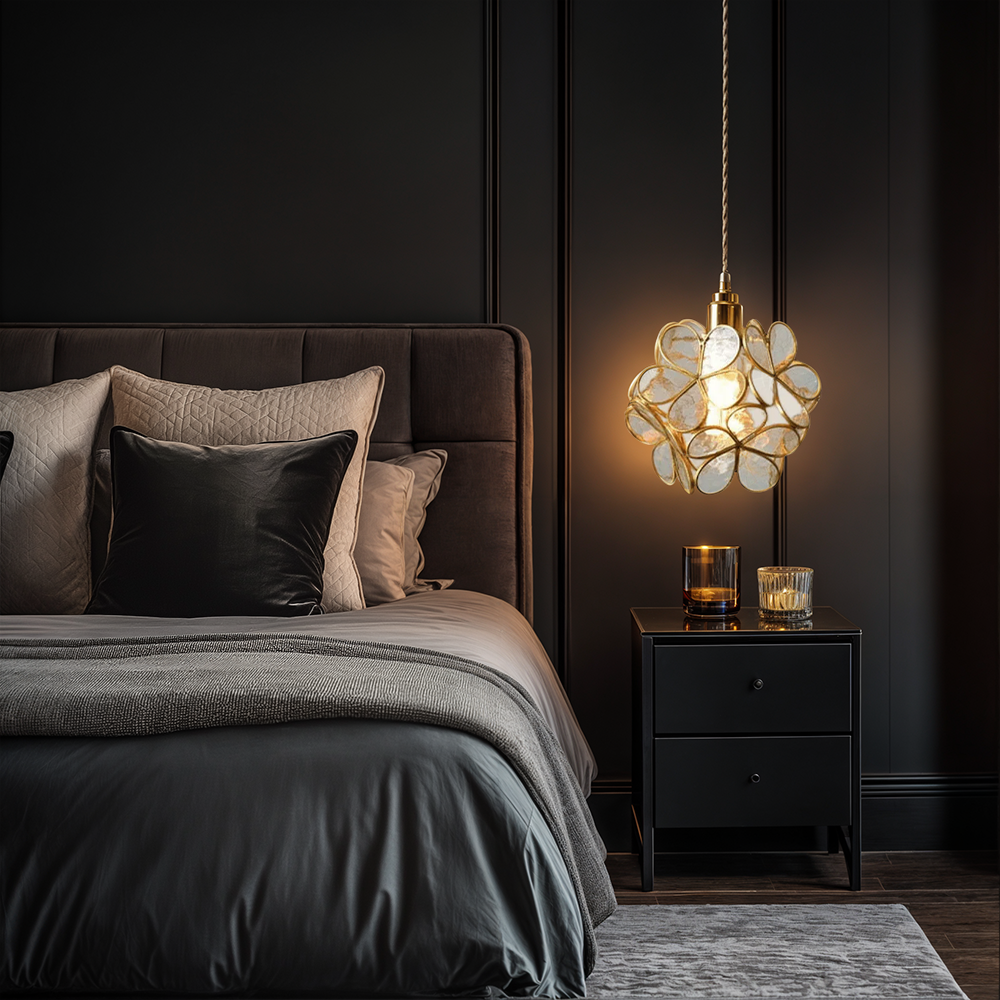 Aurea Floral Glas LED Pendellampa med Modern Stil och Guldaccenter