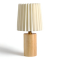 LumaRidge dřevěná LED stolní lampa s plisovaným stínidlem pro teplé světlo