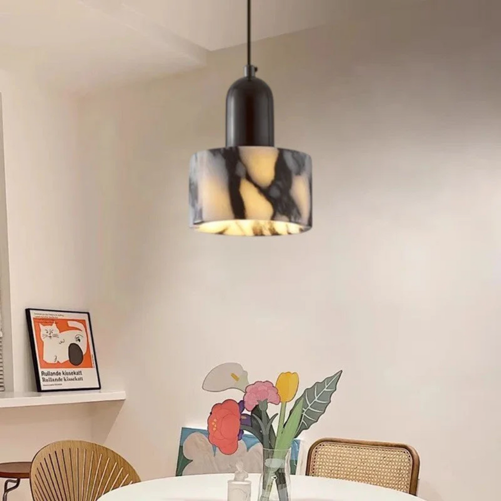 Lampa wisząca Kestrel Marble w kolorze czarnym do jadalni