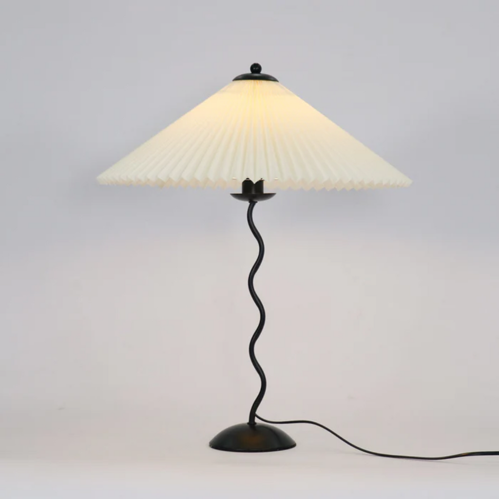 Lampa stołowa AureaArc z zakrzywionym kloszem i ciepłym światłem akcentowym