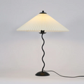 Lampa stołowa AureaArc z zakrzywionym kloszem i ciepłym światłem akcentowym