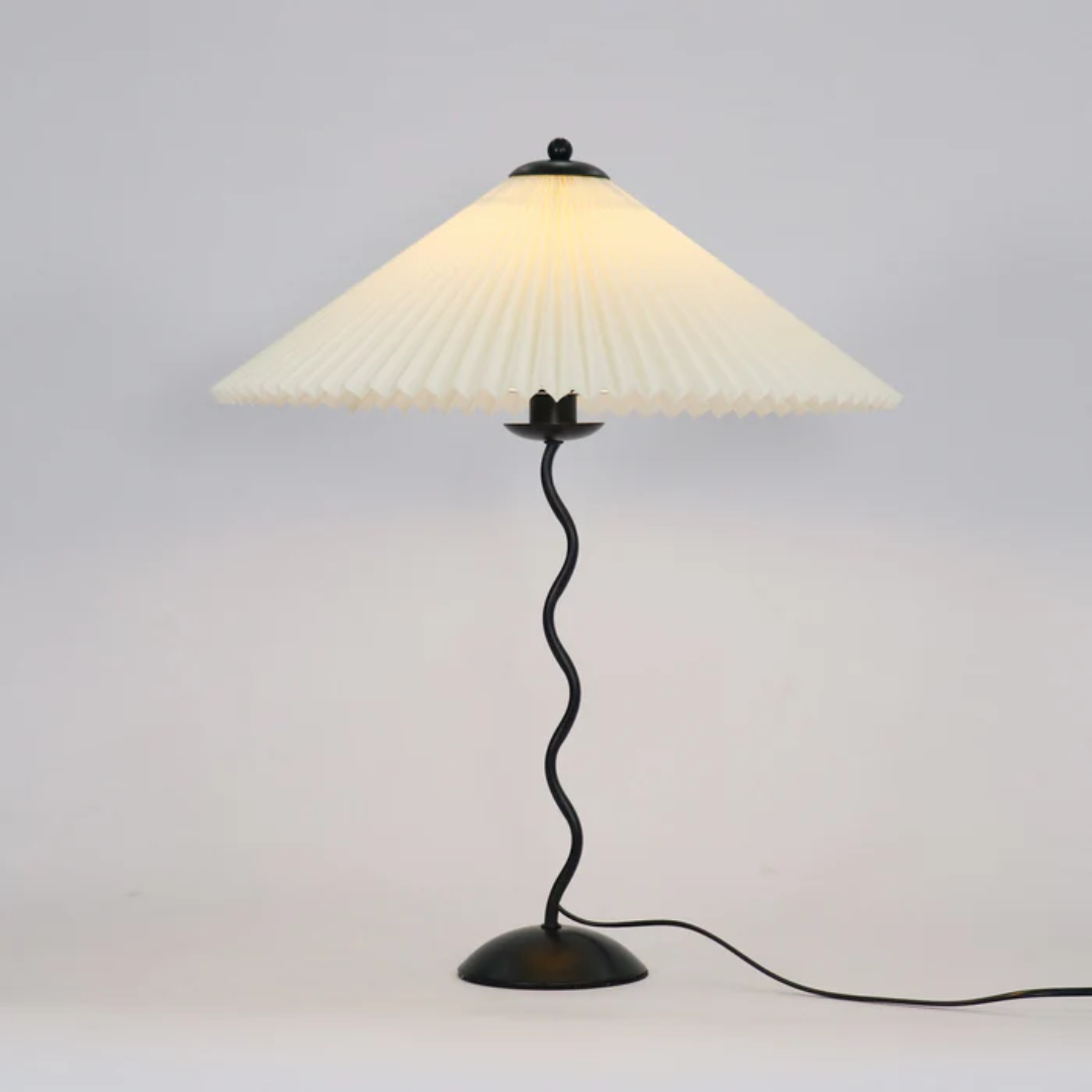 Lampa stołowa AureaArc z zakrzywionym kloszem i ciepłym światłem akcentowym