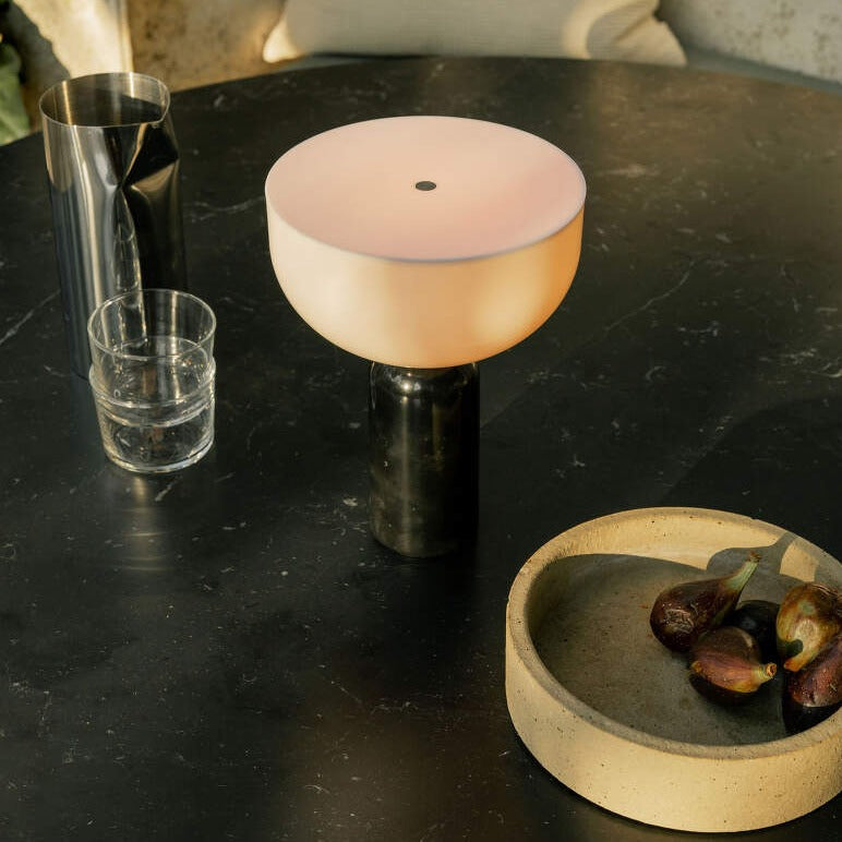 Lampa LumaStone z marmuru z elegancką podstawą i ambientowym światłem