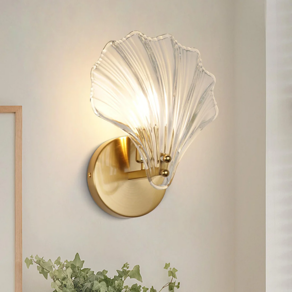 Lampada da parete Sylvara con struttura in vetro e finitura in ottone per camere da letto e soggiorni