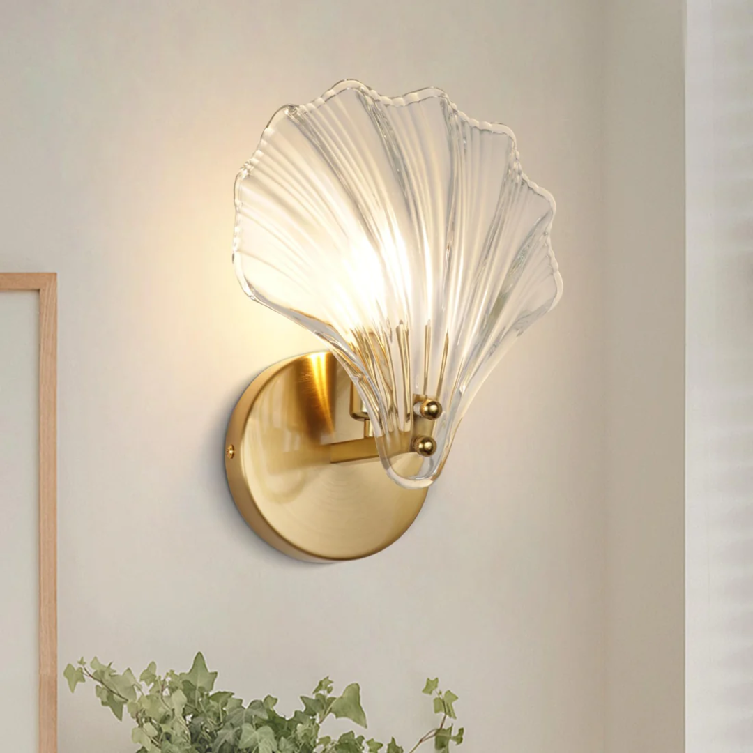 Lampada da parete Sylvara con struttura in vetro e finitura in ottone per camere da letto e soggiorni