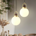 Závěsná lampa Averelle Glass Mood Ball s měděnými akcenty do jídelny