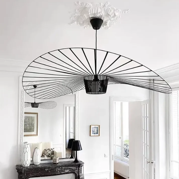 Závěsná lampa HaloTop Hat v černozlaté barvě s teplým světlem