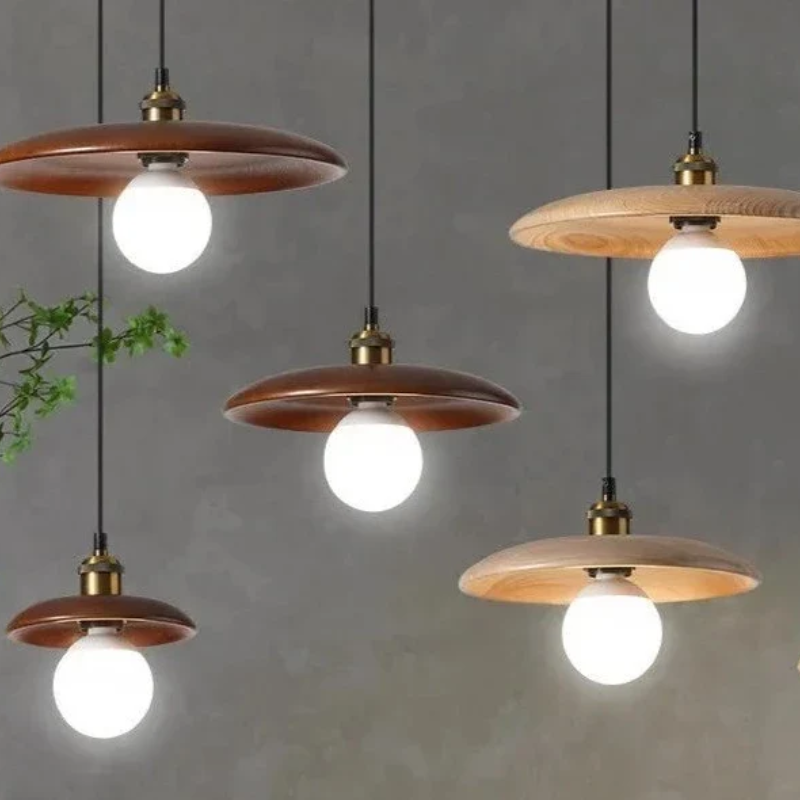 Závěsná LED lampa Oaklume z masivního dubového dřeva do jídelny