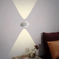چراغ دیواری LED نوواپالس با قابلیت چرخش ۱۸۰ درجه برای اتاق‌های نشیمن