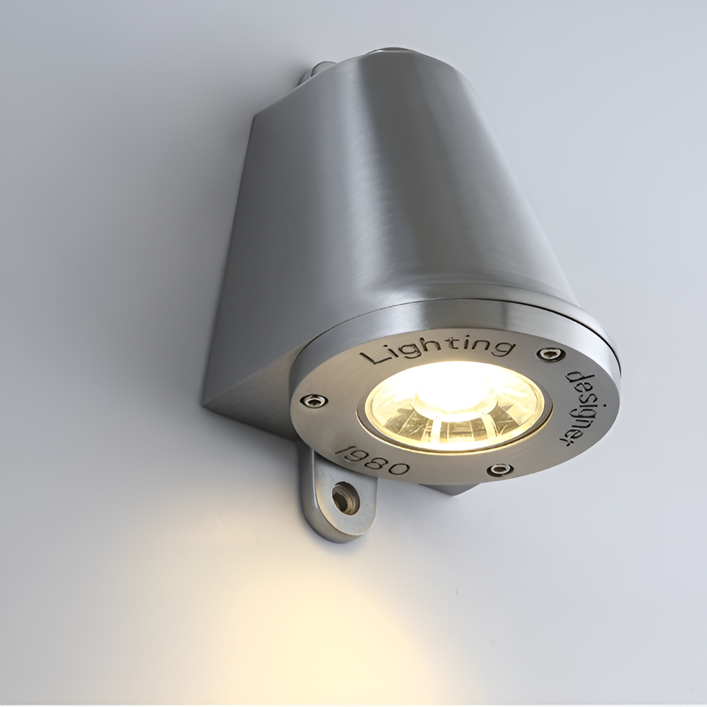 چراغ دیواری LED مینیمالیستی فضای باز آسترا با درجه حفاظت IP65 برای نماها