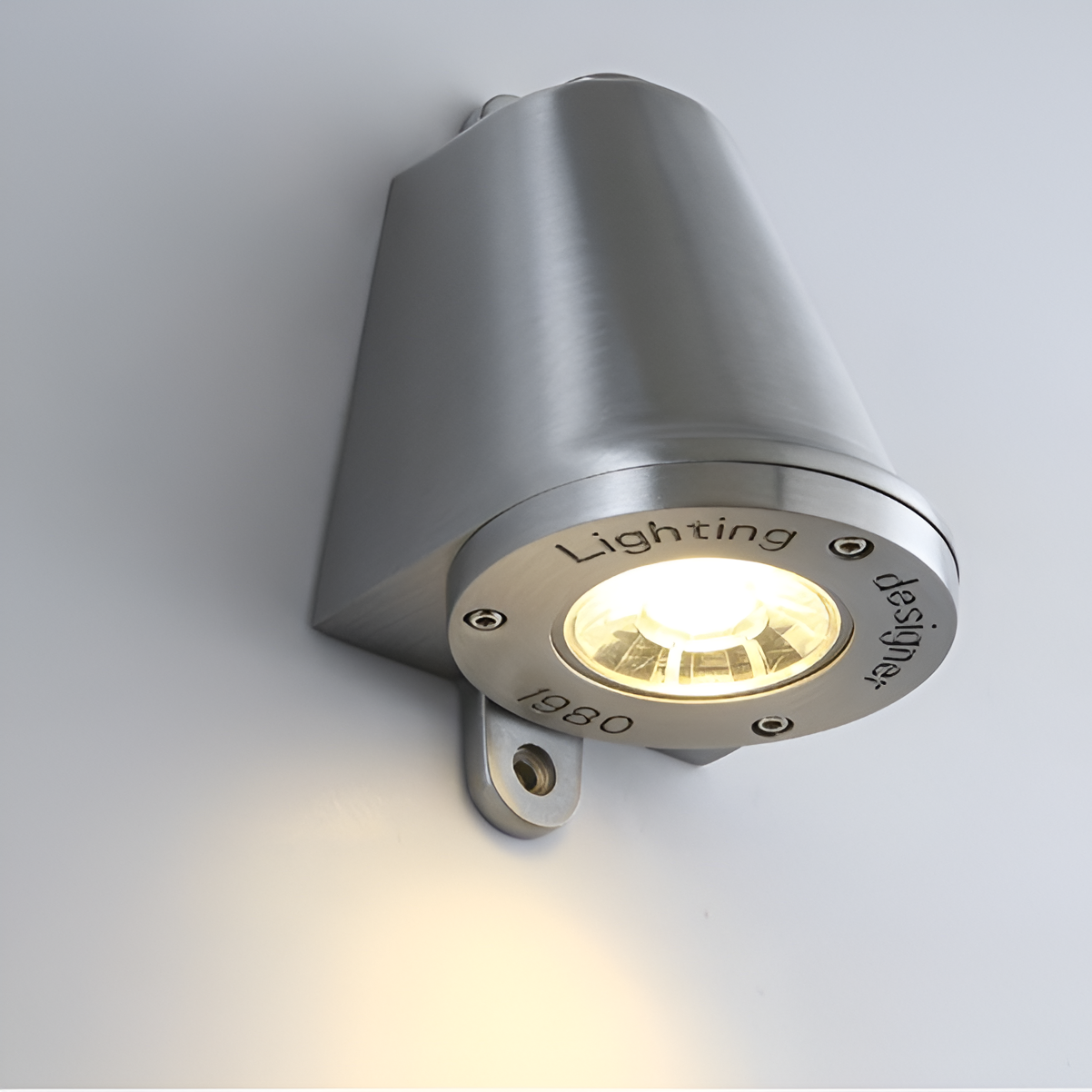 چراغ دیواری LED مینیمالیستی فضای باز آسترا با درجه حفاظت IP65 برای نماها