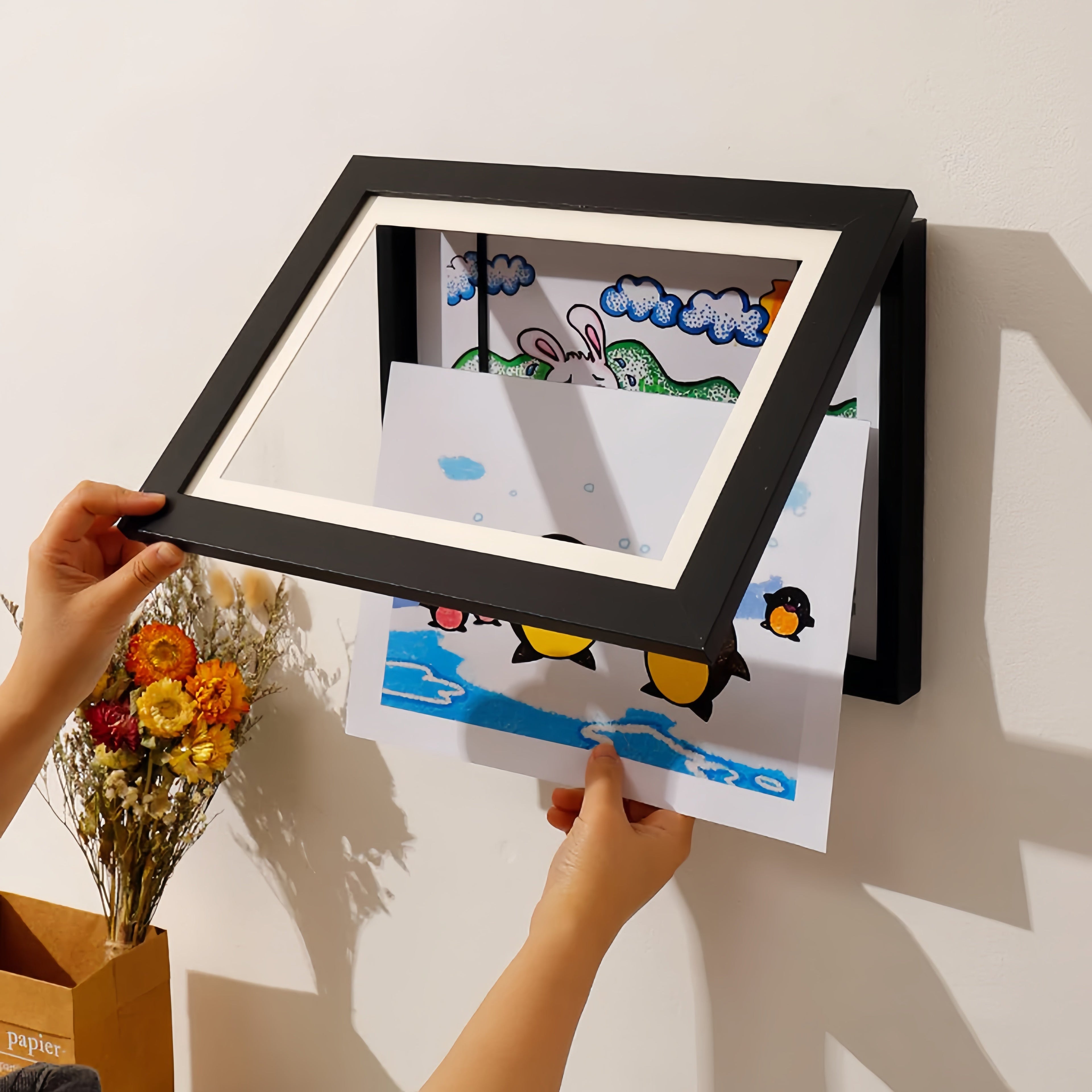 قاب یادگاری برای نقاشی کودکان جهت نمایش آثار هنری
