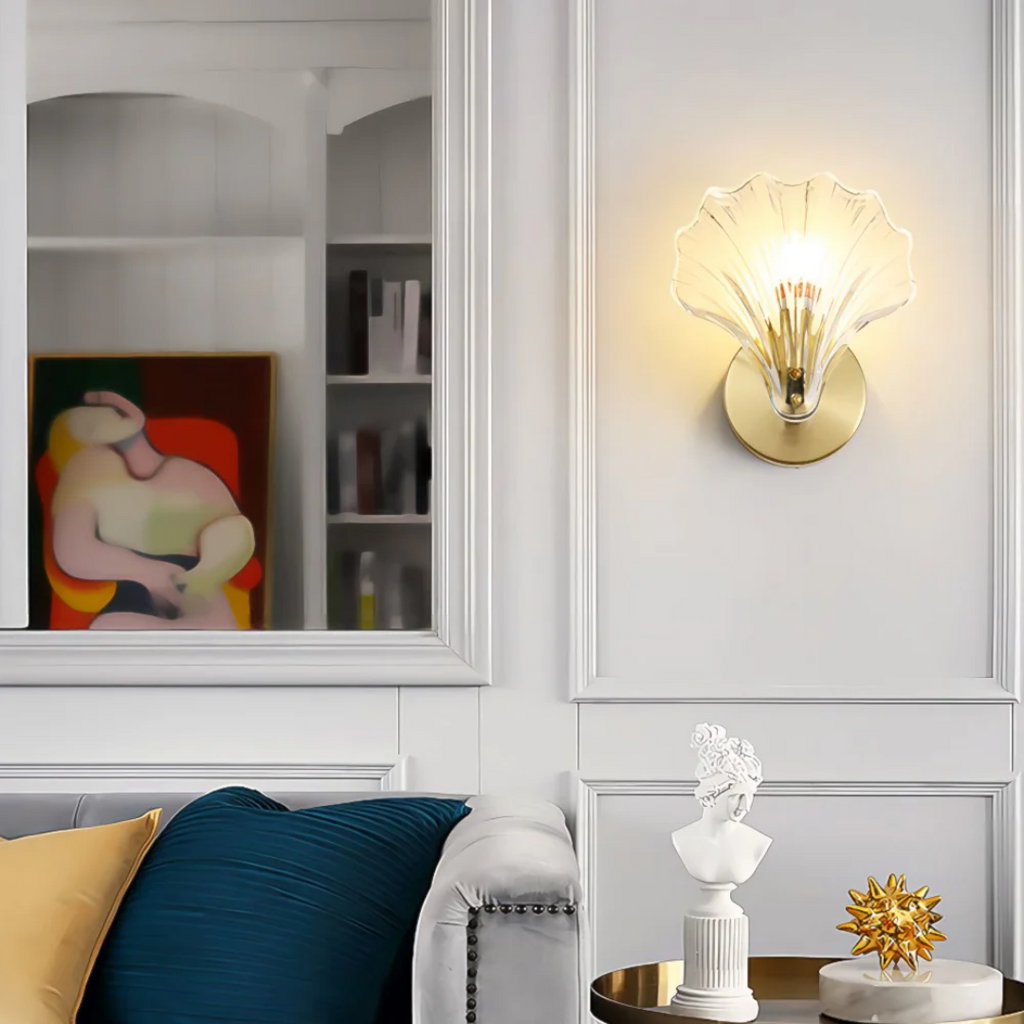 Lampada da parete Sylvara con struttura in vetro e finitura in ottone per camere da letto e soggiorni