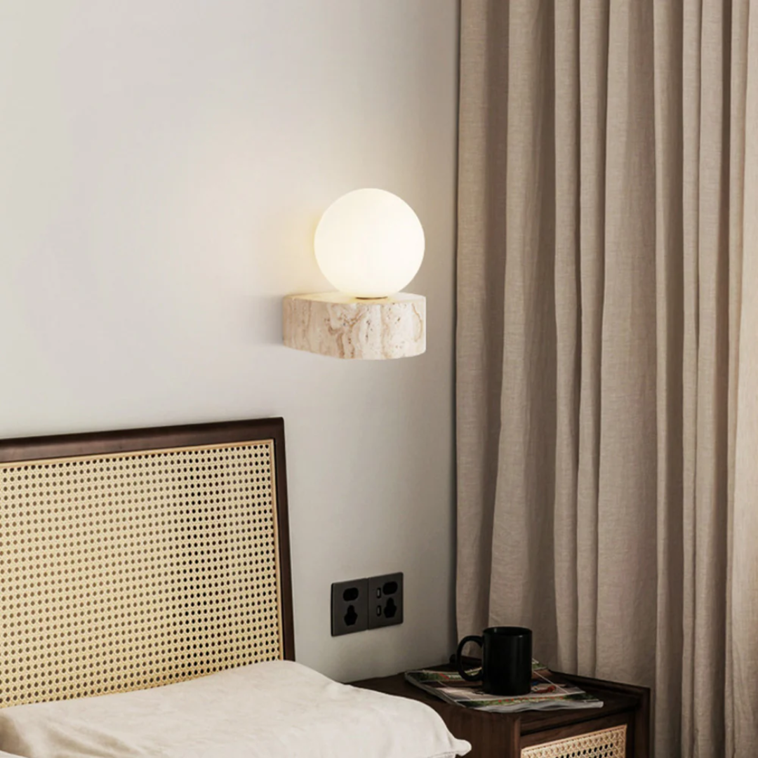 چراغ دیواری گرد تراورتن و شیشه نکسالوم برای نور محیطی