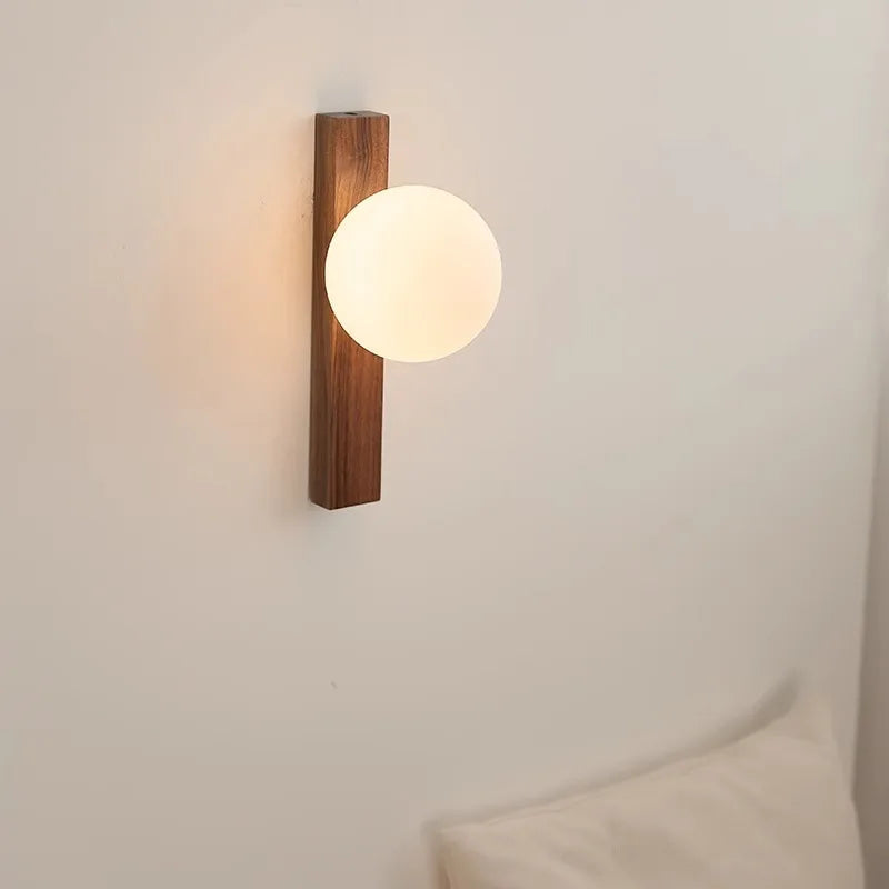 AureliaSphere nástěnná lampa s koulí z ořechového dřeva a skla