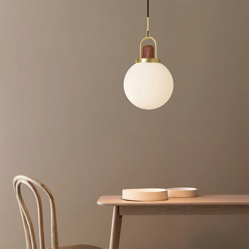 Závěsná lampa Averelle Glass Mood Ball s měděnými akcenty do jídelny