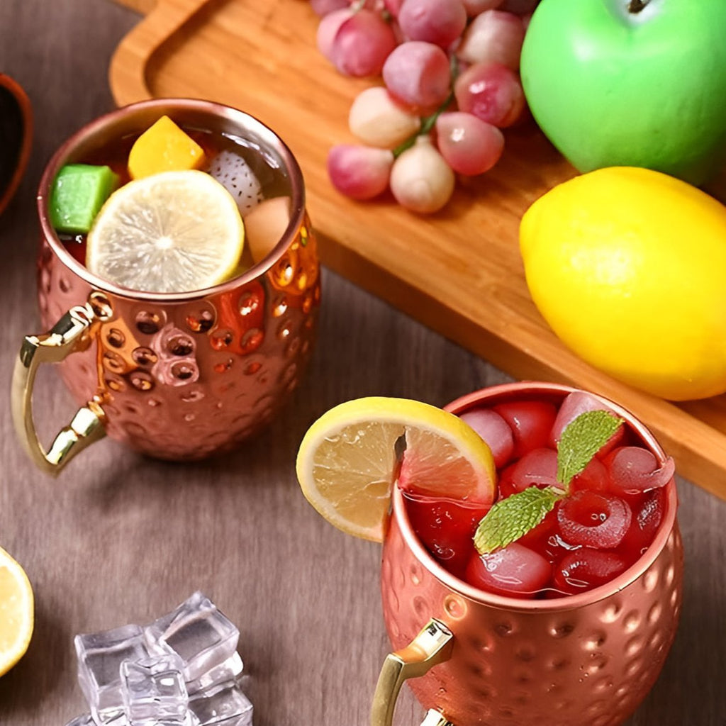 Kupferbecher mit Hammerschlag und Messinggriff für elegante Cocktails