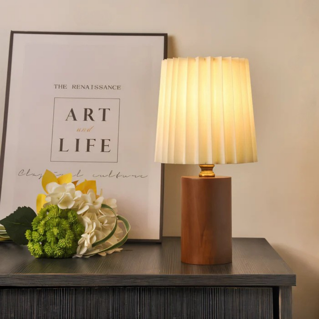 LumaRidge dřevěná LED stolní lampa s plisovaným stínidlem pro teplé světlo