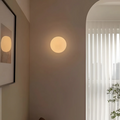 چراغ دیواری شیشه‌ای اورلیا با نور LED گرم و پخش‌شده