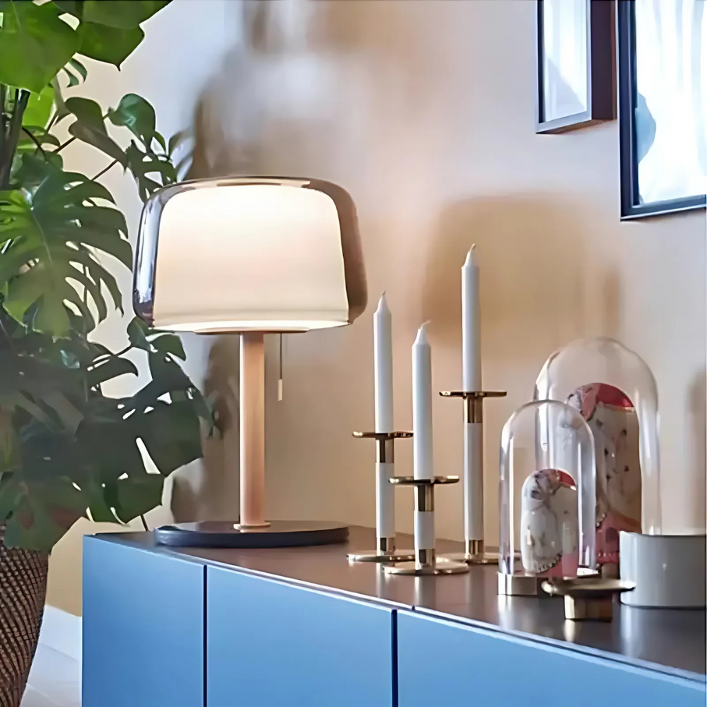 Stolní LED lampa AstraLume od Belora Glow poskytuje teplé ambientní světlo