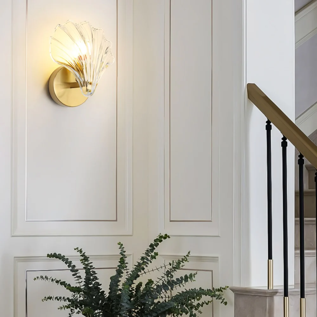 Lampada da parete Sylvara con struttura in vetro e finitura in ottone per camere da letto e soggiorni