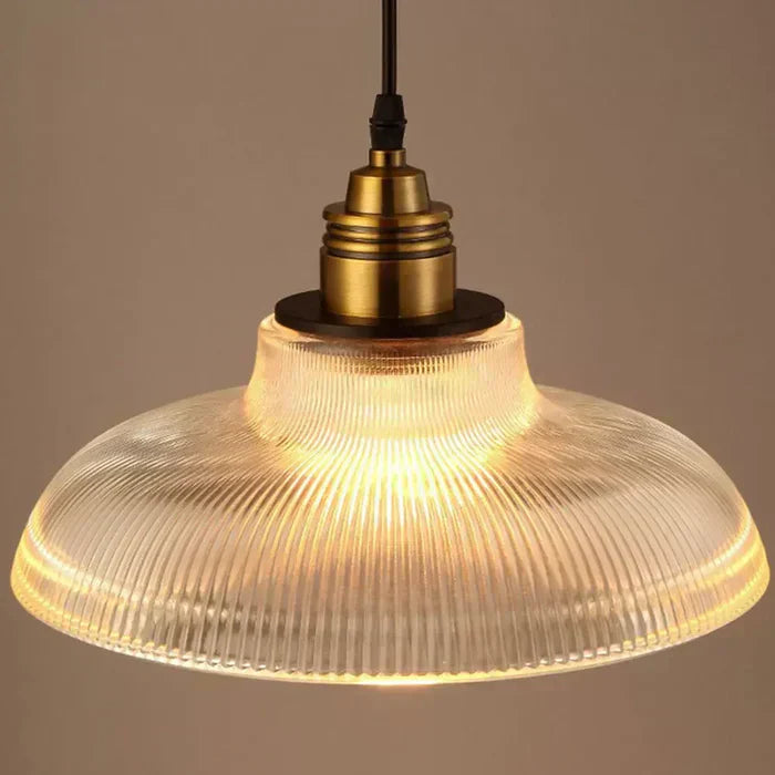 Závěsná skleněná lampa Novara pro elegantní jídelny