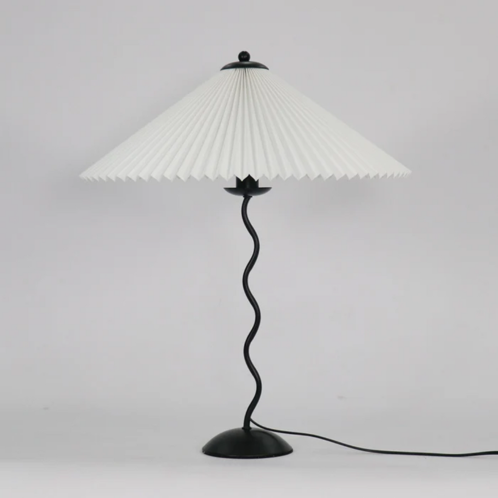 Lampa stołowa AureaArc z zakrzywionym kloszem i ciepłym światłem akcentowym