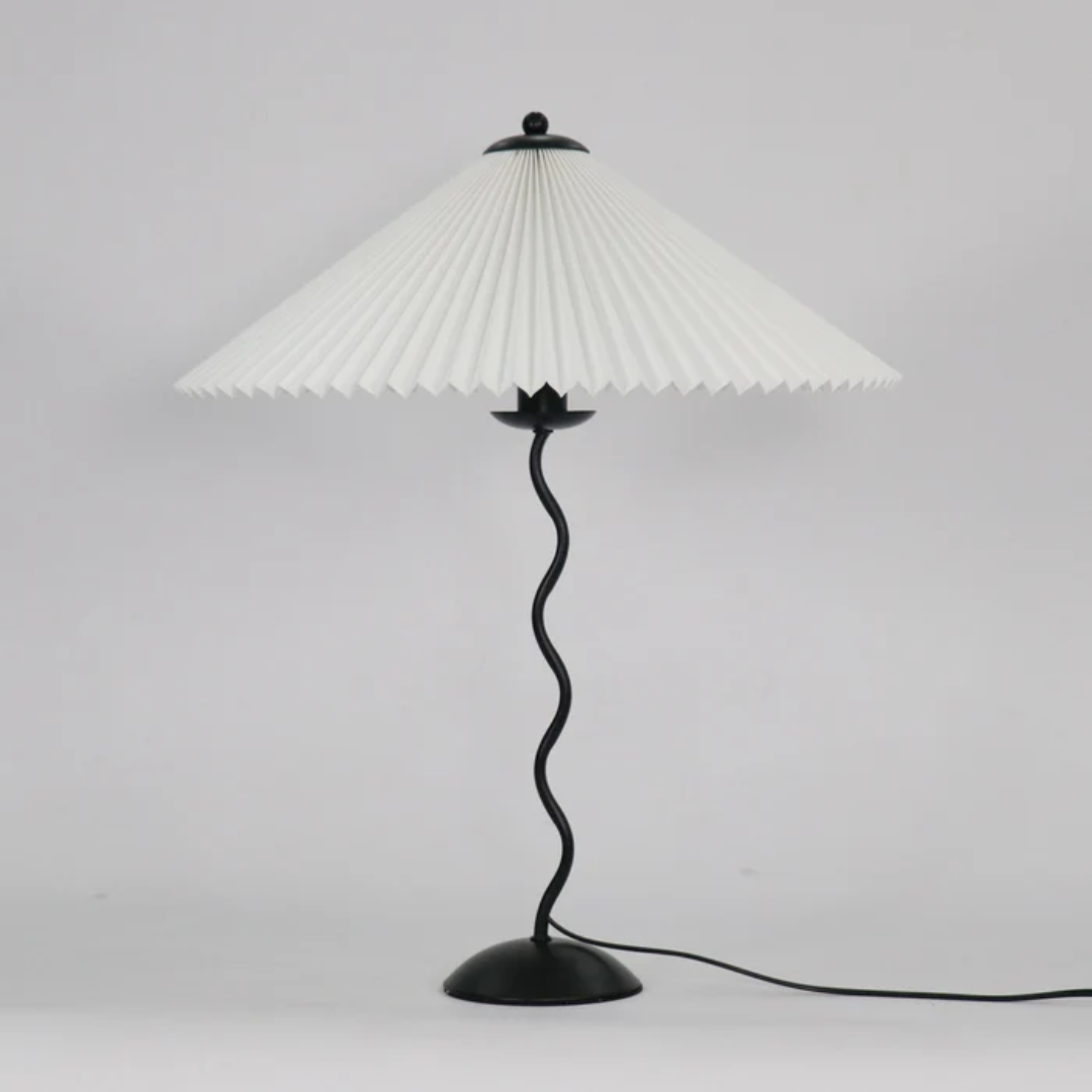 Lampa stołowa AureaArc z zakrzywionym kloszem i ciepłym światłem akcentowym