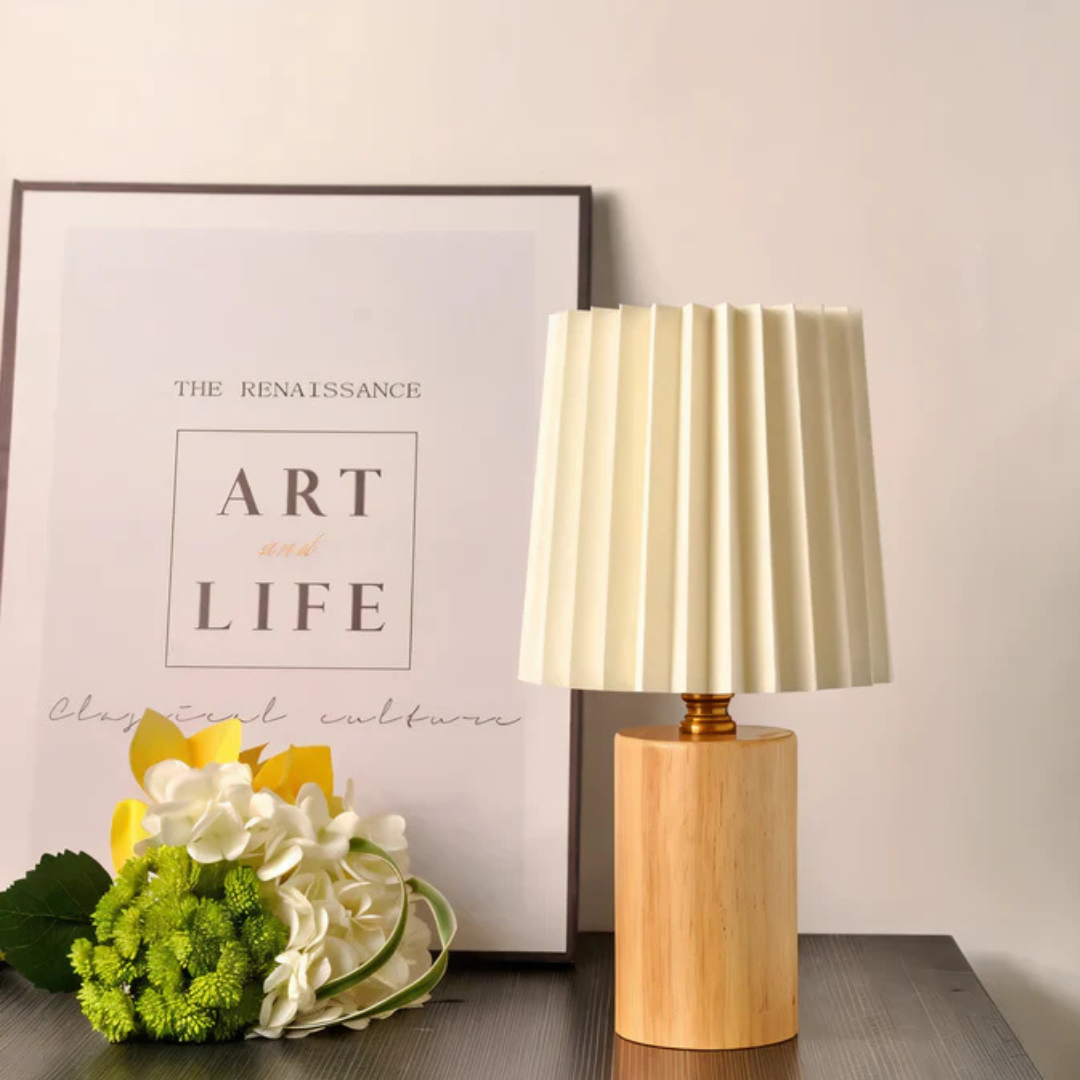 LumaRidge dřevěná LED stolní lampa s plisovaným stínidlem pro teplé světlo