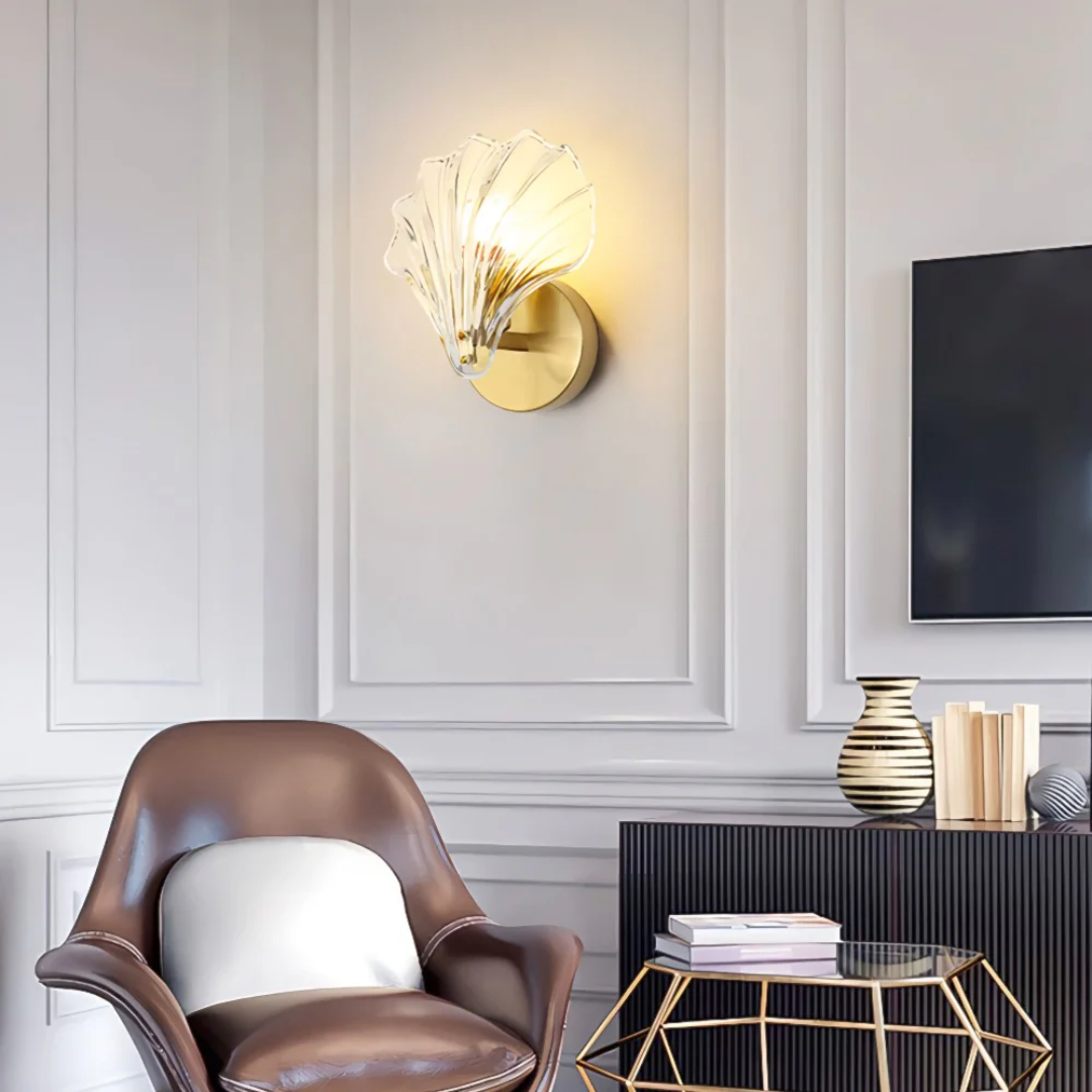 Lampada da parete Sylvara con struttura in vetro e finitura in ottone per camere da letto e soggiorni