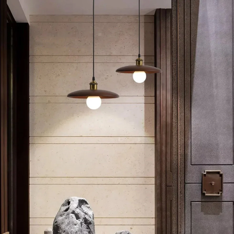 Závěsná LED lampa Oaklume z masivního dubového dřeva do jídelny