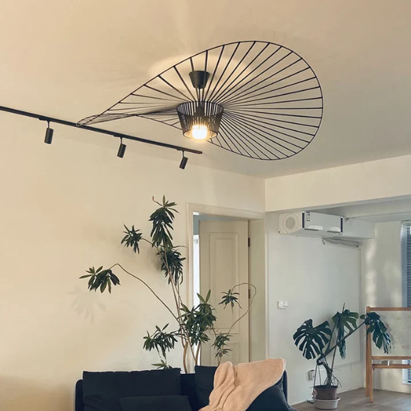 Závěsná lampa HaloTop Hat v černozlaté barvě s teplým světlem