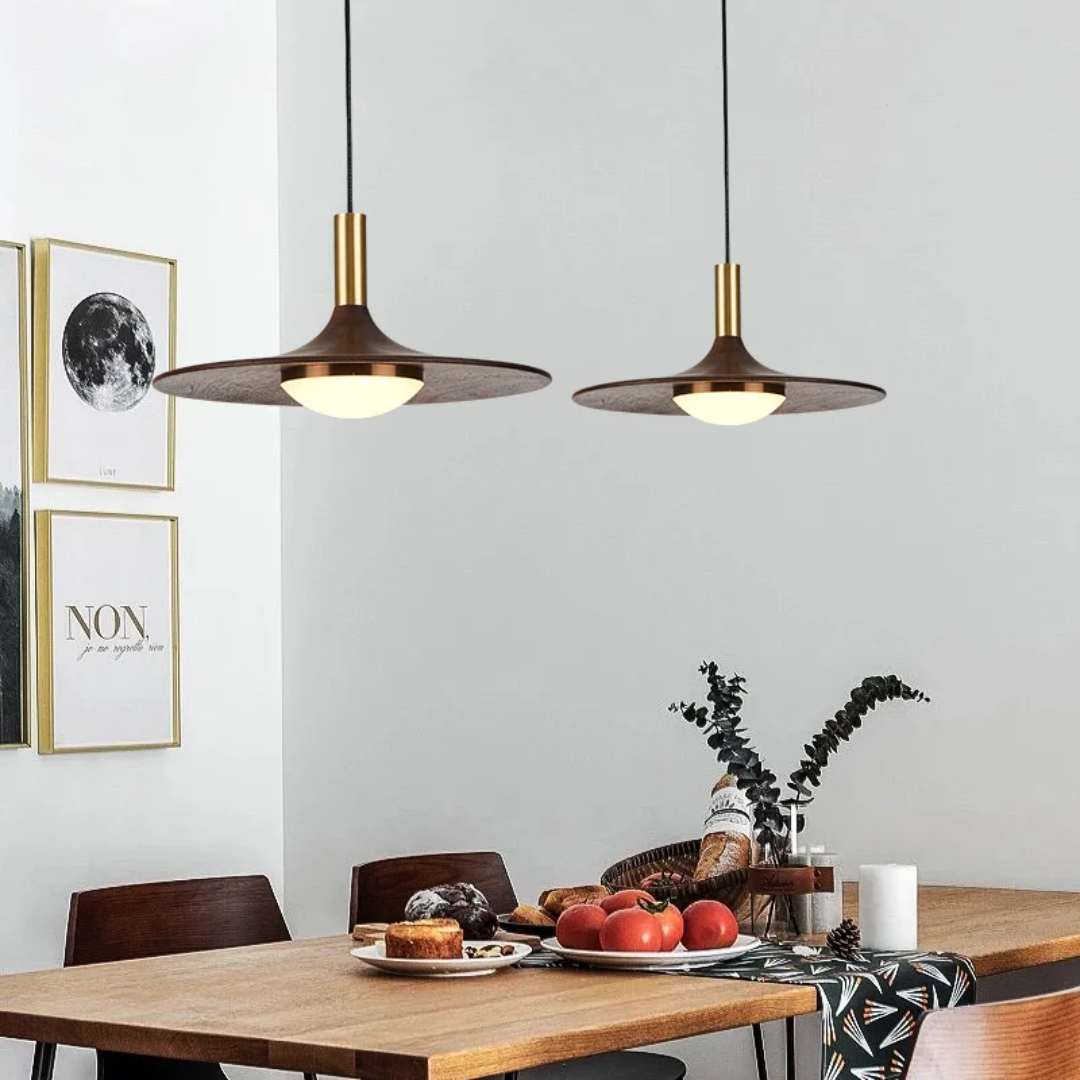 Závěsné svítidlo Kairo Walnut do jídelny ve skandinávském stylu s mosaznými akcenty