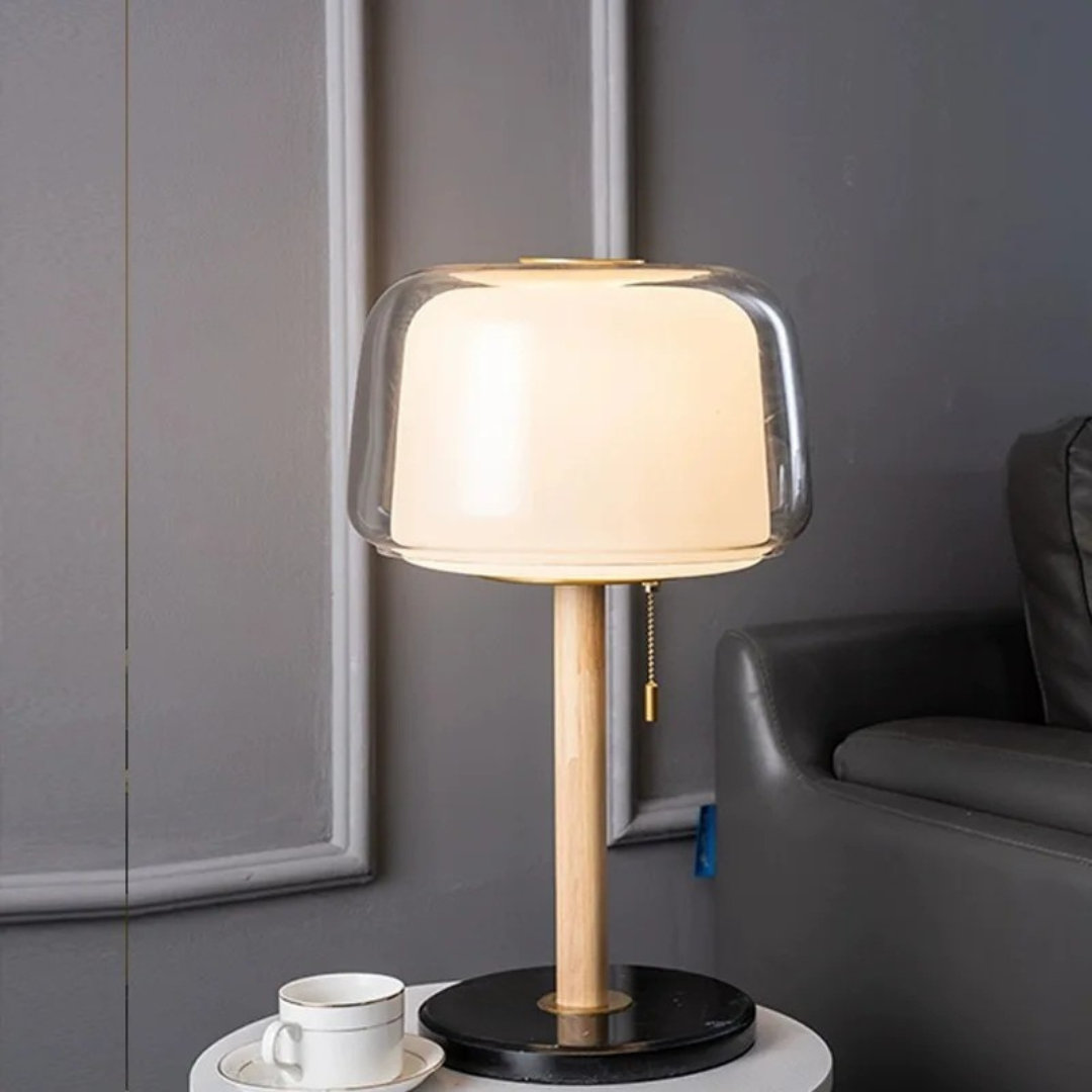 Stolní LED lampa AstraLume od Belora Glow poskytuje teplé ambientní světlo