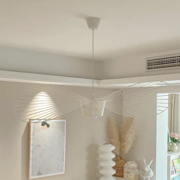 Závěsná lampa HaloTop Hat v černozlaté barvě s teplým světlem