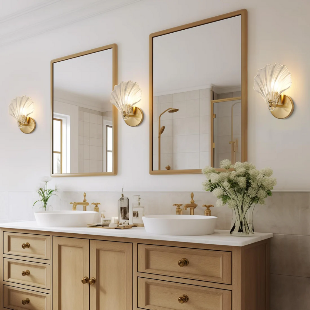 Lampada da parete Sylvara con struttura in vetro e finitura in ottone per camere da letto e soggiorni
