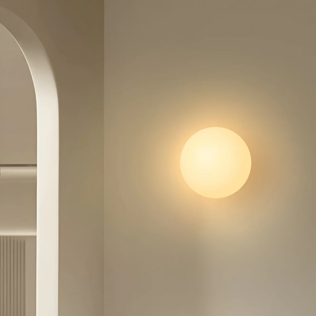 چراغ دیواری شیشه‌ای اورلیا با نور LED گرم و پخش‌شده