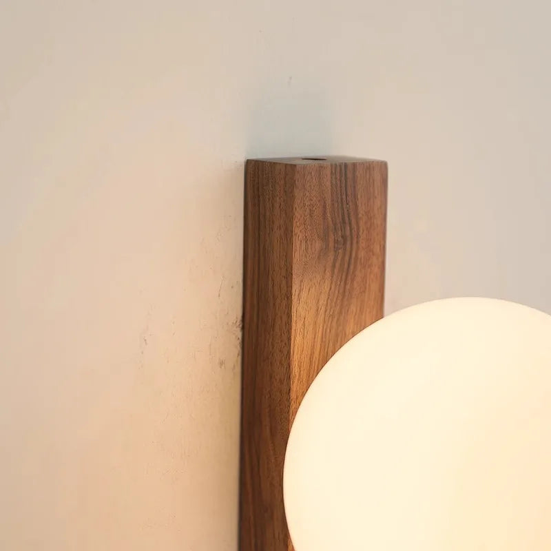 AureliaSphere nástěnná lampa s koulí z ořechového dřeva a skla