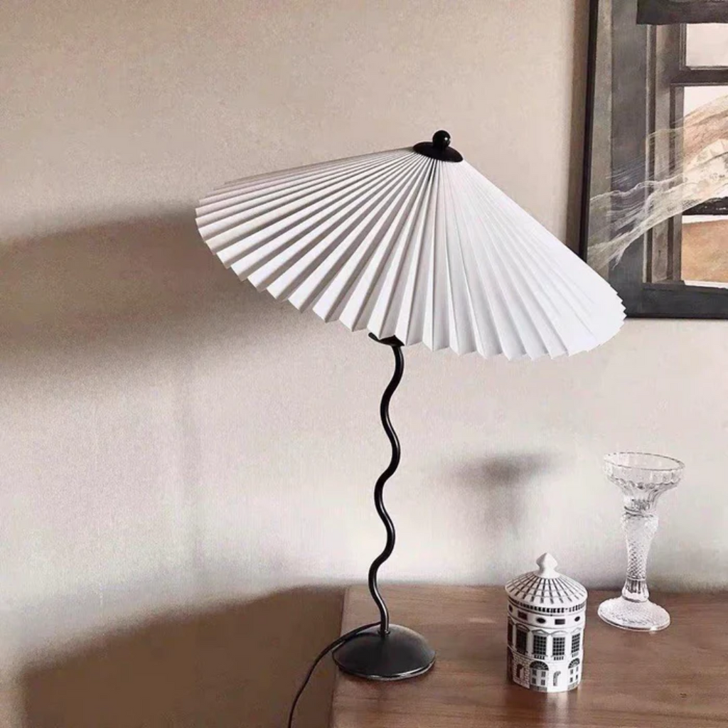 Lampa stołowa AureaArc z zakrzywionym kloszem i ciepłym światłem akcentowym