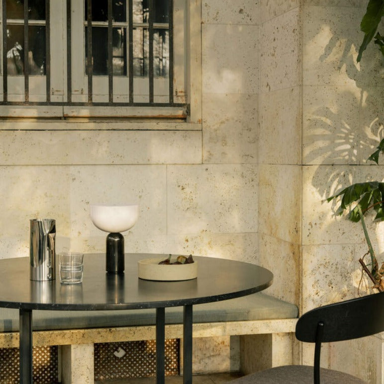 Lampa LumaStone z marmuru z elegancką podstawą i ambientowym światłem