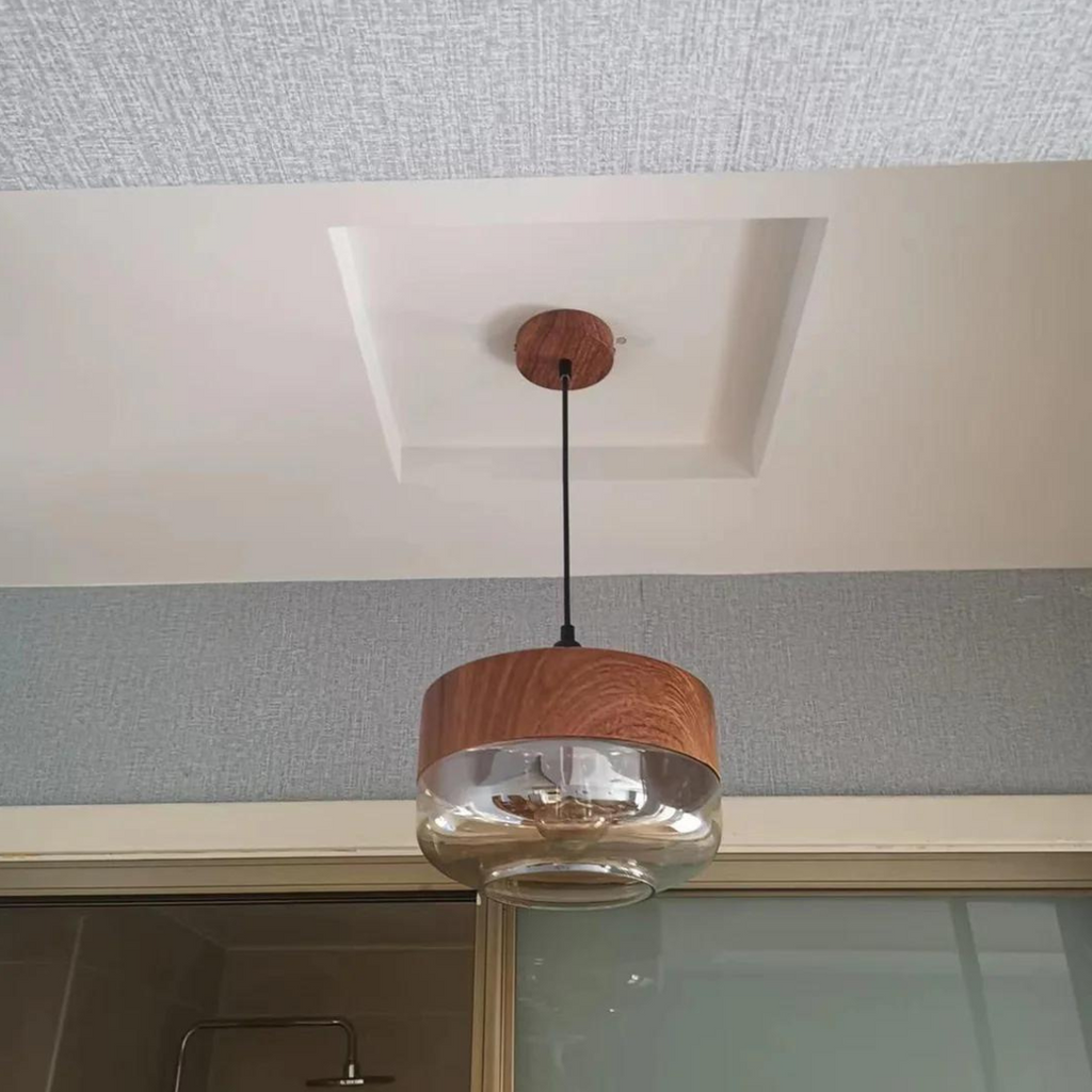 Kirrea závěsná lampa z nordického dřeva a tónovaného skla pro moderní bydlení