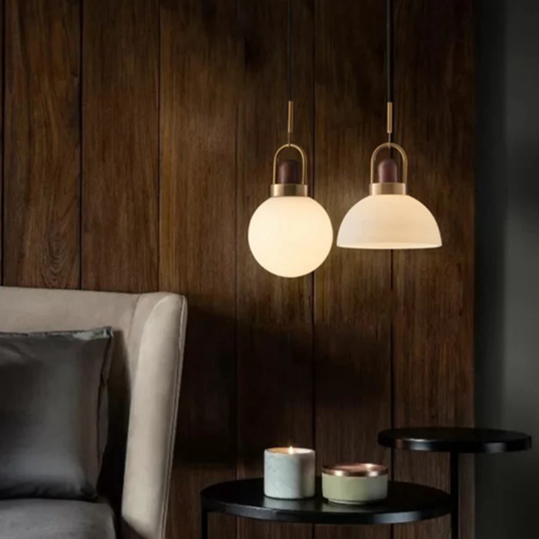 Závěsná lampa Averelle Glass Mood Ball s měděnými akcenty do jídelny