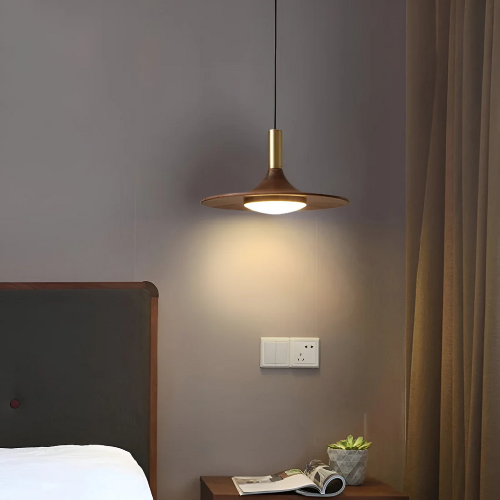 Závěsné svítidlo Kairo Walnut do jídelny ve skandinávském stylu s mosaznými akcenty