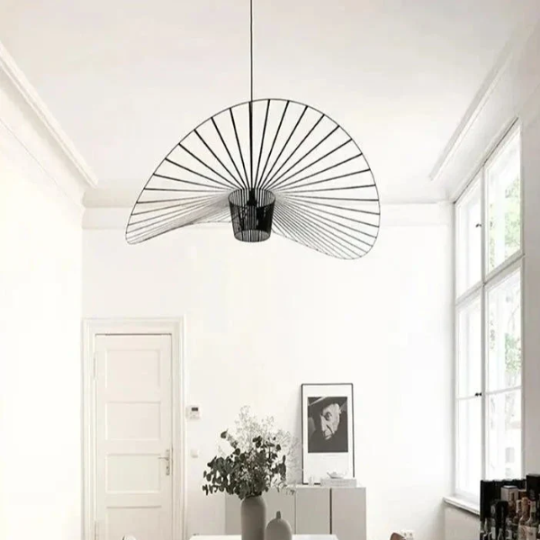 Závěsná lampa HaloTop Hat v černozlaté barvě s teplým světlem