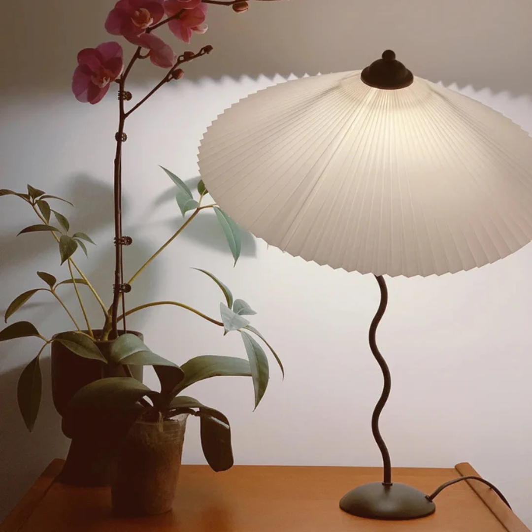 Lampa stołowa AureaArc z zakrzywionym kloszem i ciepłym światłem akcentowym