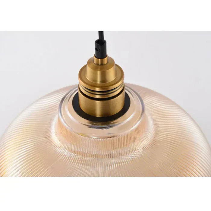 Závěsná skleněná lampa Novara pro elegantní jídelny