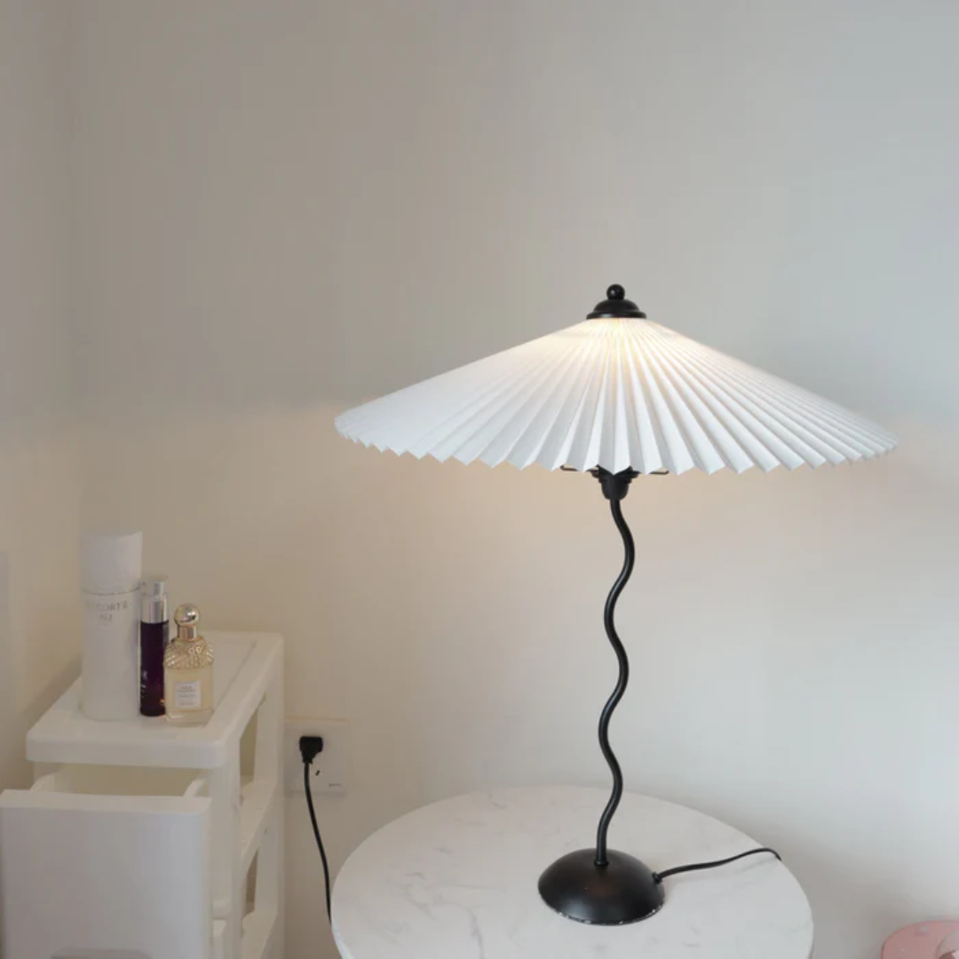 Lampa stołowa AureaArc z zakrzywionym kloszem i ciepłym światłem akcentowym